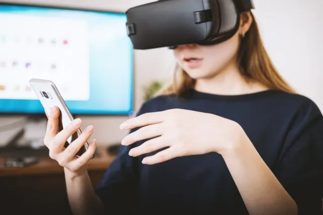 Zaawansowane technologie w edukacji online: AI, VR i więcej