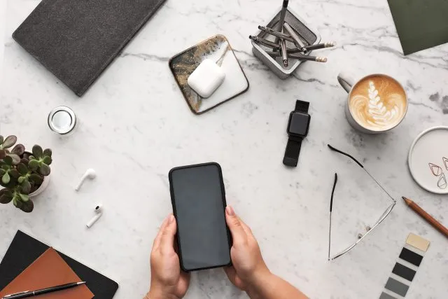 Jak naprawić pękniętą szybkę w iPhone? Skorzystaj z usług profesjonalnych serwisów!