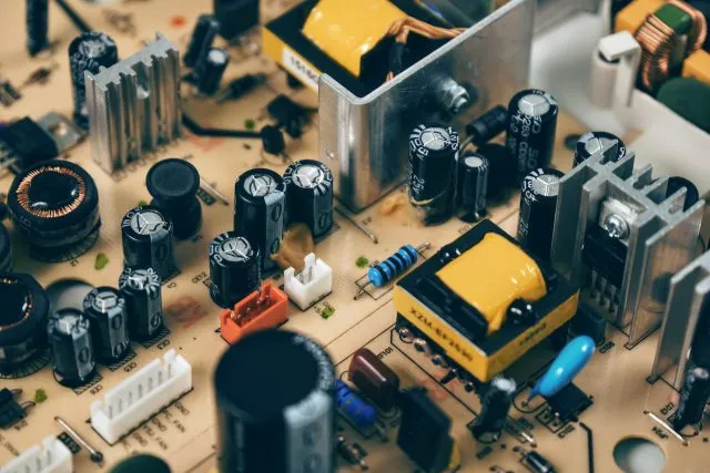 Ile zarabia elektronik?