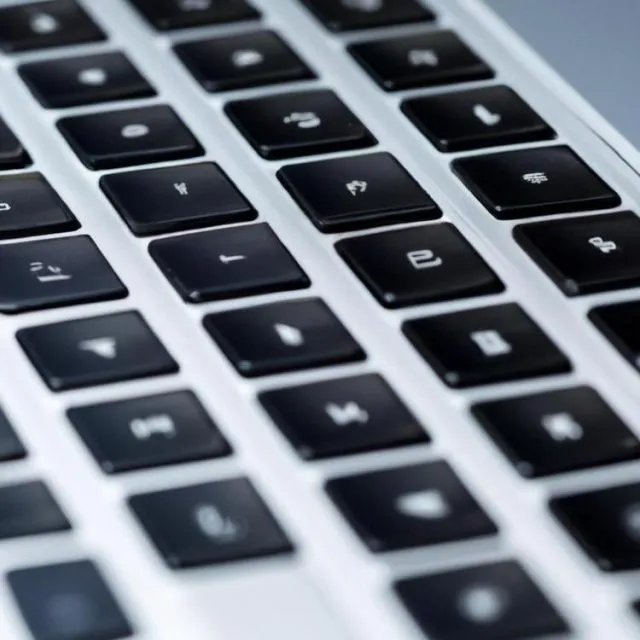 Dlaczego klawiatura w laptopie przestaje działać? Przyczyny i rozwiązania